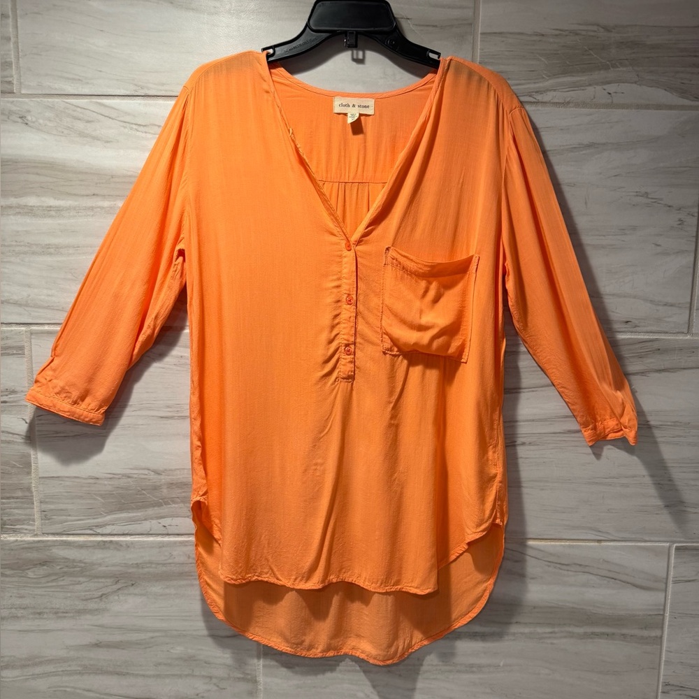 Cloth & Stone Orange V-Neck Top Size Medium